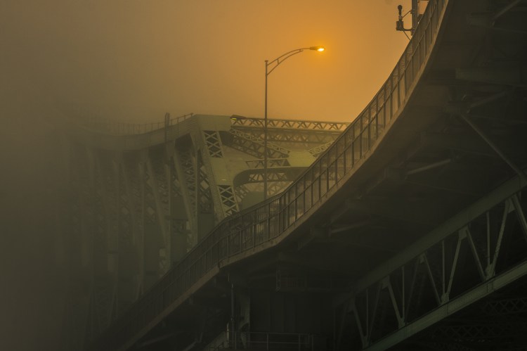 Matin brumeux sur le pont Jacques-Cartier